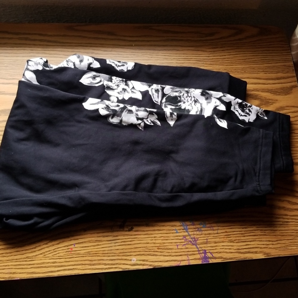 **On HOLD** Fleece lined rose print leggings